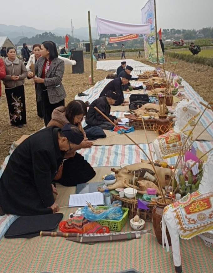 5 mâm lễ cúng tại cánh đồng trong lễ hội Lùng Tùng. Ảnh: Hồng Nhung.