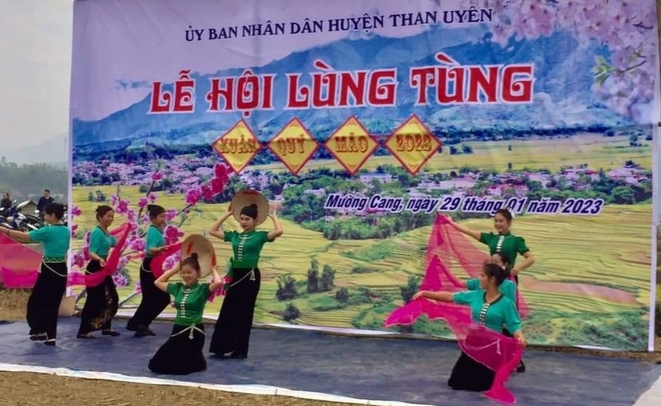 Tại Lễ hội, diễn ra nhiều hoạt động văn hóa, nghệ thuật đặc sắc của đồng bào Thái ở địa phương. Ảnh: Hồng Nhung.