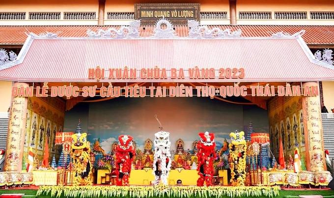 Múa rồng lân chào mừng khai hội chùa Ba Vàng 2023