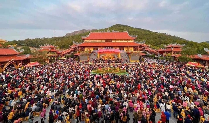 Hàng vạn du khách thập phương đến dự lễ khai hội xuân chùa Ba Vàng 2023. 