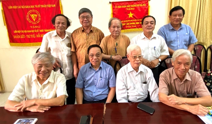 GS.TS Nguyễn Quang Thạch (hàng đầu, bên trái) họp Ban Chấp hành Hội Sinh học Hà Nội ngày 6/10/2020.