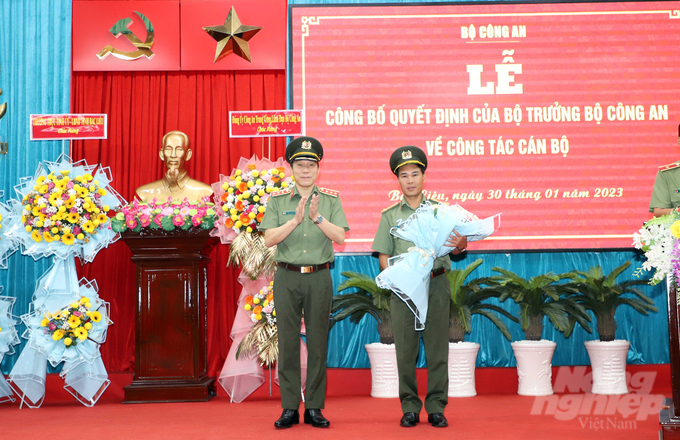 Thứ trưởng Lương Tam Quang tặng hoa chúc mừng Đại tá Lê Việt Thắng. Ảnh: CTV.