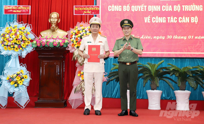 Thứ trưởng Lương Tam Quang trao Quyết định và tặng hoa Đại tá Hồ Việt Triều, Giám đốc Công an tỉnh Bạc Liêu. Ảnh: Ảnh: CTV.