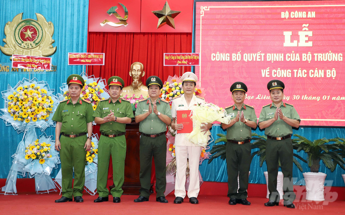 Ban Giám đốc Công an tỉnh Bạc Liêu tặng hoa chúc mừng Đại tá Hồ Việt Triều. Ảnh: CTV.