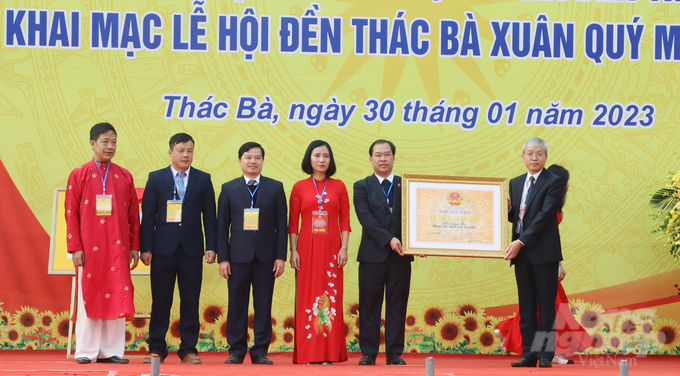 Ông Trần Đình Thành - Cục phó Cục Di sản văn hóa, Bộ Văn hóa, Thể thao và Du lịch trao Bằng xếp hạng Di tích quốc gia Đền Thác Bà. Ảnh: Tuấn Anh.