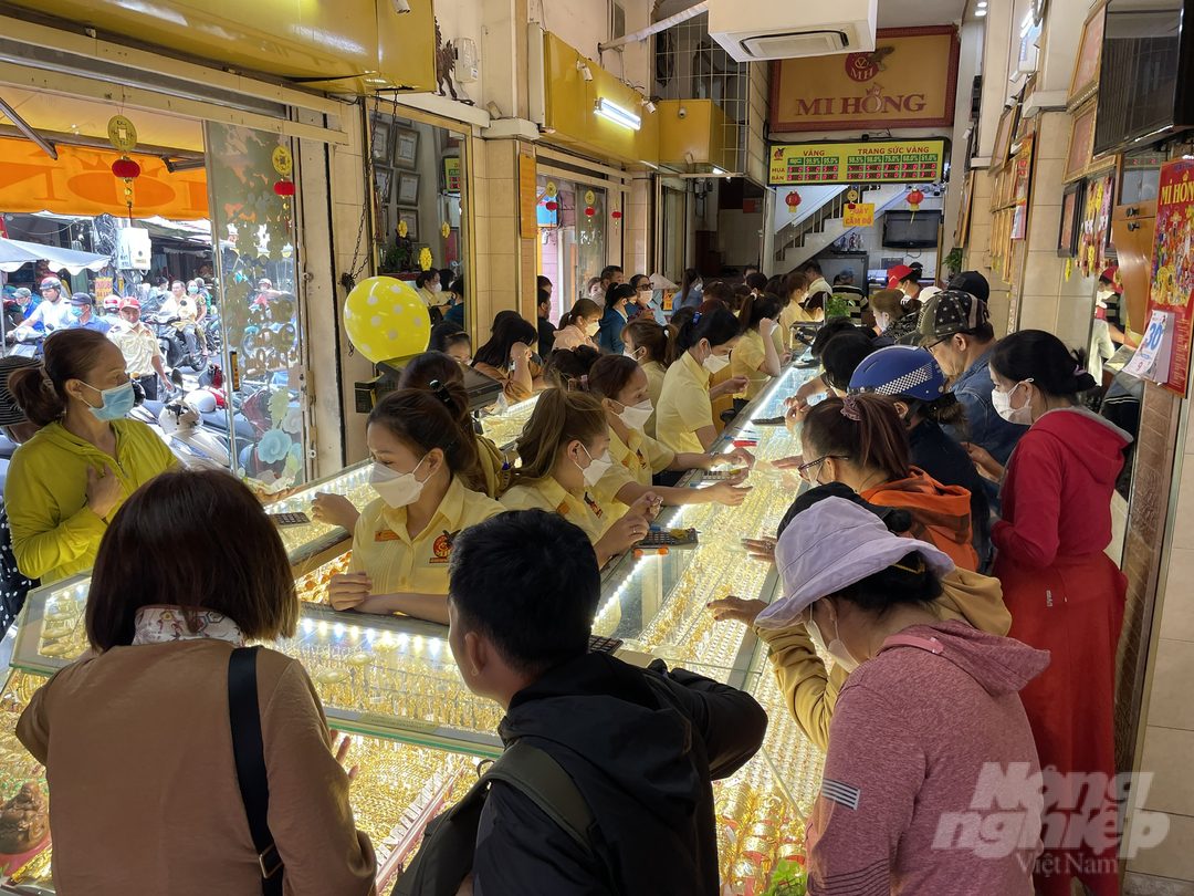Người dân chen chúc mua vàng tại tiệm vàng Mi Hồng (quận Bình Thạnh, TP.HCM). 