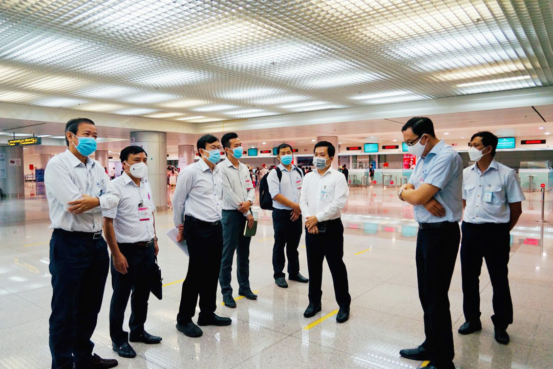TS-BS Nguyễn Văn Vĩnh Châu, Phó Giám đốc Sở Y tế TP.HCM (ngoài cùng bên trái) cùng đoàn công tác Bộ Y tế kiểm tra công tác phòng chống dịch Covid-19 tại sân bay Tân Sơn Nhất ngày 31/1. Ảnh: N.L.