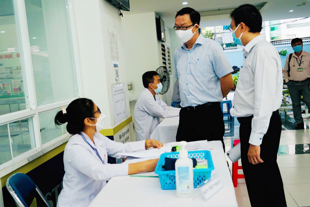 Đoàn công tác của Bộ Y tế do TS Nguyễn Vũ Thượng, Phó Viện trưởng Viện Pasteur TP.HCM làm trưởng đoàn đã có buổi kiểm tra tại sân bay Tân Sơn Nhất, Trung tâm Y tế quận 3 và Bệnh viện Bệnh Nhiệt đới TP.HCM ngày 31/1. Ảnh: N.L.