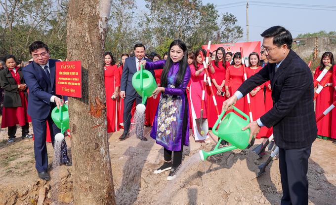 Bí thư Tỉnh ủy Hoàng Thị Thúy Lan đã cùng lãnh đạo tỉnh Vĩnh Phúc và lãnh đạo huyện Bình Xuyên trồng cây trong khuôn viên công trình làng văn hóa kiểu mẫu Tam Quang.