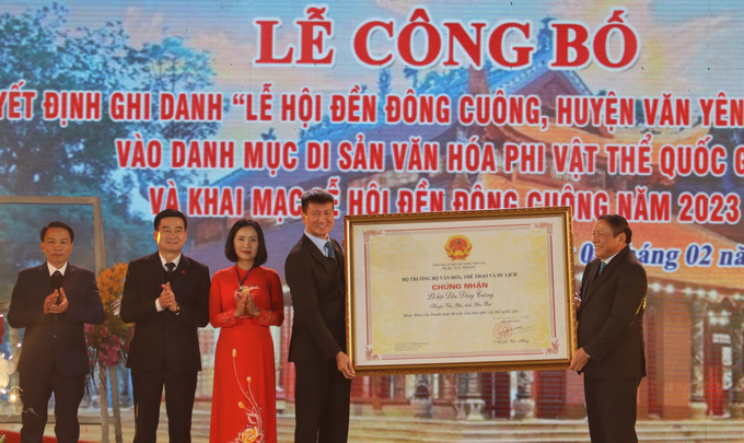 Bộ trưởng Bộ Văn hóa - Thể thao và Du lịch trao chứng nhận quyết định ghi danh Đền Đông Cuông vào danh mục di sản văn hóa phi vật thể quốc gia. Ảnh: Tuấn Anh.
