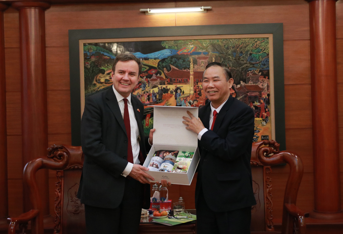 Deputy Minister Phung Duc Tien presented gifts to Mr. Greg Hands. Photo: Linh Linh.