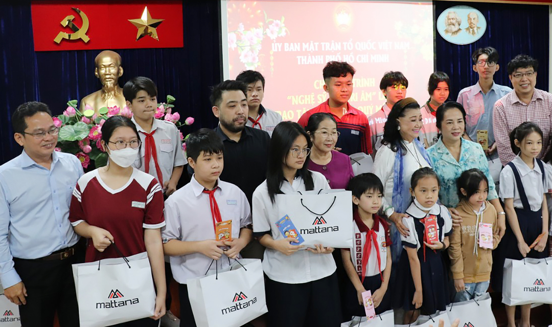 Uỷ ban MTTQ Việt Nam TP.HCM trao tặng quà Tết cho các văn nghệ sỹ neo đơn có hoàn cảnh khó khăn, trẻ mồ côi... trong dịp Tết Nguyên đán 2023. 