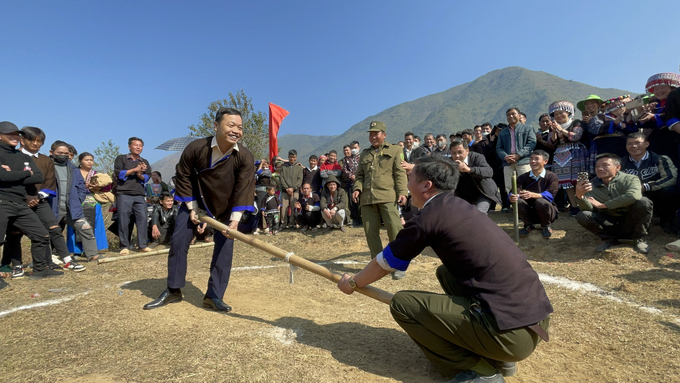 Ông Trần Tiến Dũng (trái), Chủ tịch UBND tỉnh Lai Châu tham gia trò chơi đẩy gậy. Ảnh: Hồng Nhung.
