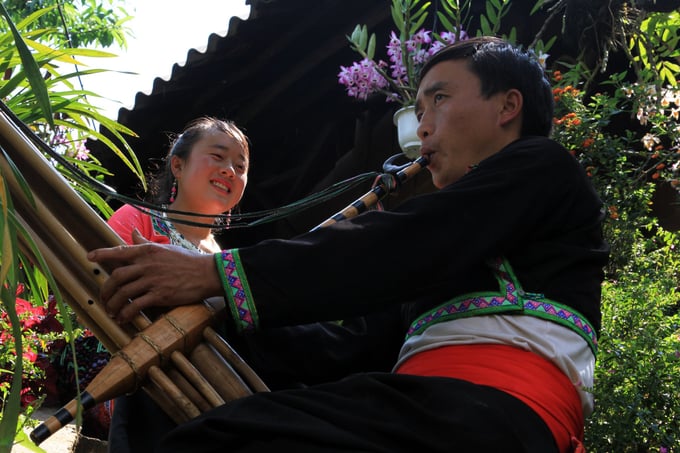 Thổi khèn trong lễ hội mùa xuân là dịp các chàng trai Mông trổ tài cùng người mình yêu.