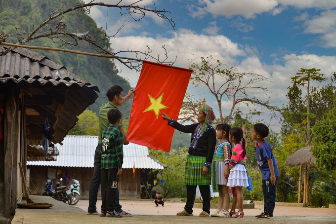 Treo cờ Tổ quốc mỗi khi Tết đến xuân về là niềm tự hào của mỗi gia đình người Mông Lao Chải.