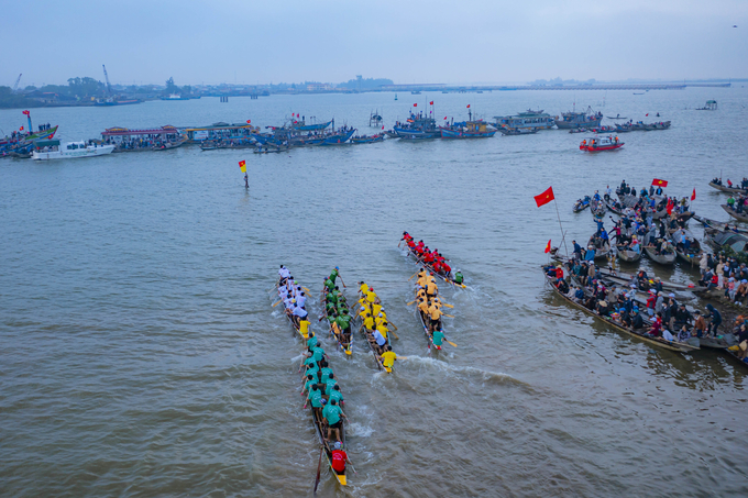 Khoảng 4 giờ sáng lễ chánh tế kết thúc. Tiếp sau đó là phần hội cầu ngư Thuận An. Có nhiều màn diễn diễn tả những sinh hoạt nghề biển.
