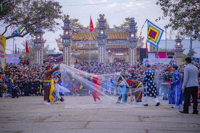 Đã thành thông lệ cứ 'tam niên đáo lệ' tức ba năm một lần, dân làng Thai Dương Hạ (xã Hải Dương, thị xã Hương Trà) và Thai Dương (thị trấn Thuận An, tỉnh Thừa Thiên - Huế) lại tổ chức lễ hội cầu ngư.