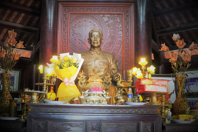 Phía trong đền đặt bức tượng của cố Tổng Bí thư trong tư thế đang ngồi ghế, bằng đồng nặng hơn 1 tấn.