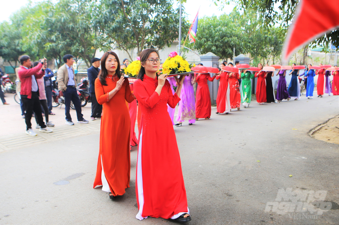 Ngoài bánh chưng, lễ vật cúng giỗ vua Mai Hắc Đế còn có hương, hoa, xôi, gà… 