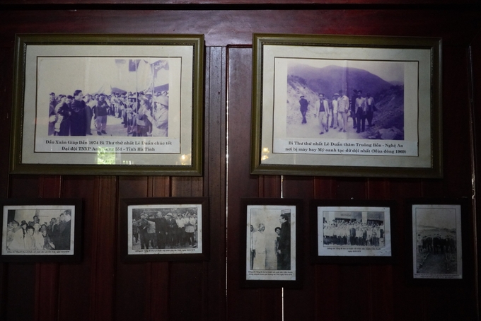 Nơi đây còn trưng bày các bức ảnh trắng đen, ghi lại cảnh những chuyến thăm, công tác của cố Tổng Bí thư Lê Duẩn ở Nghệ An và Hà Tĩnh.