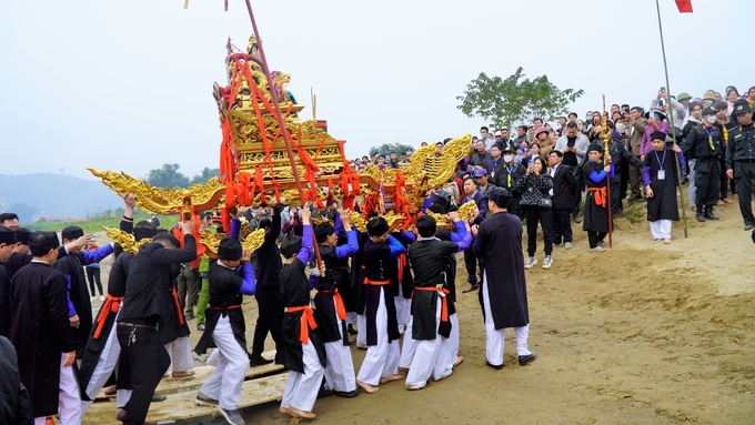 Rước Mẫu trở về Đền chính để chuẩn bị cho nghi lễ cúng chính tiệc truyền thống.