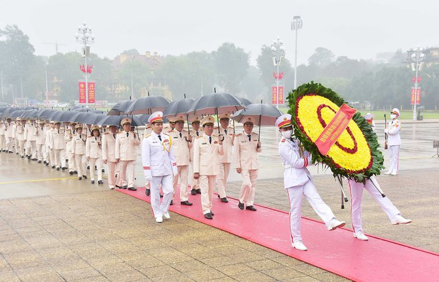 Đoàn đại biểu Bộ Công an vào Lăng viếng Chủ tịch Hồ Chí Minh. Ảnh: VGP/Nhật Bắc.