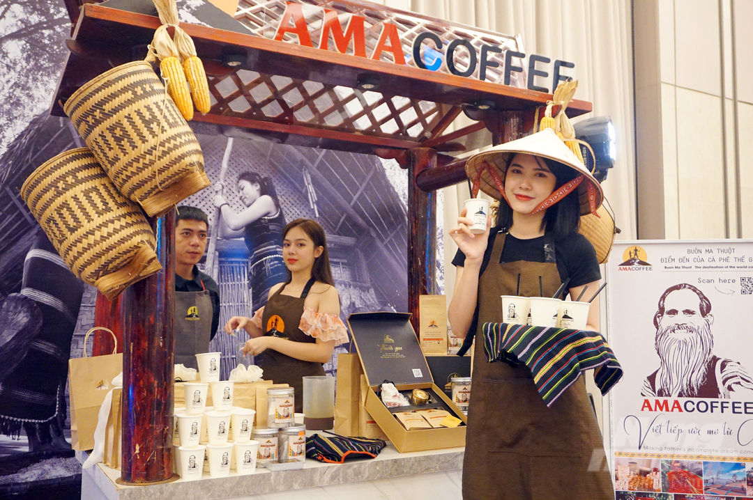 Tại Lễ hội cà phê Buôn Mê Thuột lần 8 có 85 sản phẩm cà phê được công nhận OCOP 3-4 sao tham gia trưng bày giới thiệu sản phẩm. Ảnh: Nguyễn Thủy.