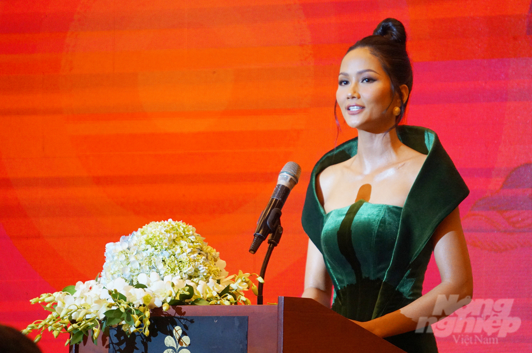 Hoa hậu H’Hen Niê, đại sứ truyền thông Lễ hội Cà phê Buôn Ma Thuột lần thứ 8 năm 2023. Ảnh: Nguyễn Thủy.