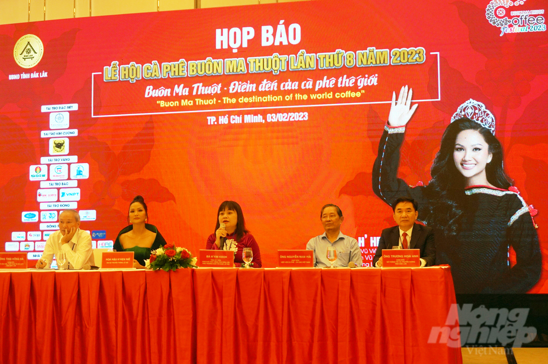 Bà H`Yim Kđoh, Phó Chủ tịch UBND tỉnh Đắk Lắk (ngồi giữa) chủ trì buổi họp báo Lễ hội Cà phê Buôn Ma Thuột lần thứ 8 năm 2023. Ảnh: Nguyễn Thủy.