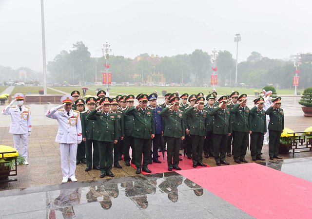 Đoàn đại biểu Bộ Quốc phòng vào Lăng viếng Chủ tịch Hồ Chí Minh. Ảnh: VGP/Nhật Bắc.