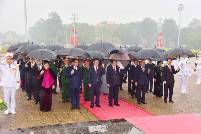 Trước anh linh Chủ tịch Hồ Chí Minh vĩ đại, các đồng chí lãnh đạo thành kính bày tỏ lòng biết ơn vô hạn, tưởng nhớ công lao to lớn của Chủ tịch Hồ Chí Minh đối với sự nghiệp đấu tranh giải phóng dân tộc, thống nhất đất nước. Ảnh: VGP/Nhật Bắc.