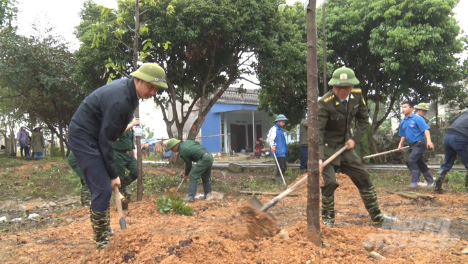 Đông đảo cán bộ, thanh niên trên địa bàn huyện Đại Từ tham gia trồng cây. Ảnh: Toán Nguyễn.
