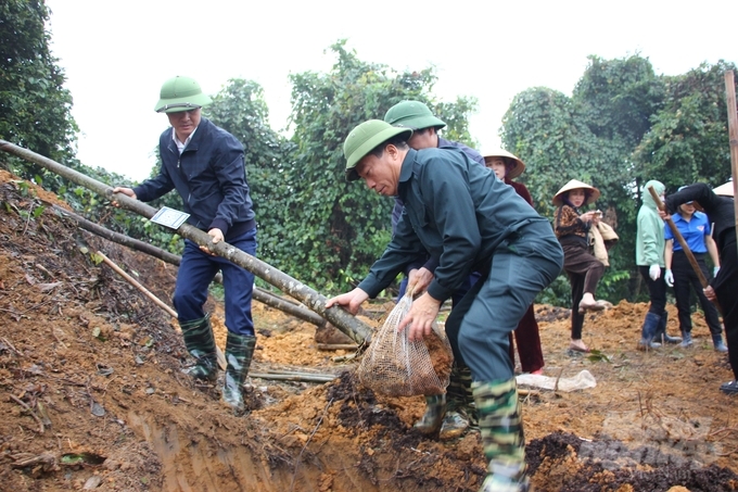 Lãnh đạo Ban Tuyên giáo Tỉnh uỷ Thái Nguyên và Huyện uỷ Đại Từ tham gia trồng cây. Ảnh: Toán Nguyễn.