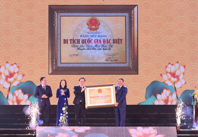 Nghệ An vinh dự đón nhận Bằng xếp hạng Di tích Quốc gia đặc biệt Đền thờ Vua Mai Hắc Đế. Ảnh: BNA.