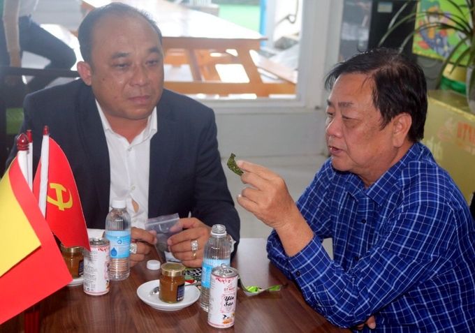 Bộ trưởng Lê Minh Hoan thưởng mức sản phẩm rong nho sấy khô của DT Group vừa nghiên cứu thành công. Ảnh: KS.