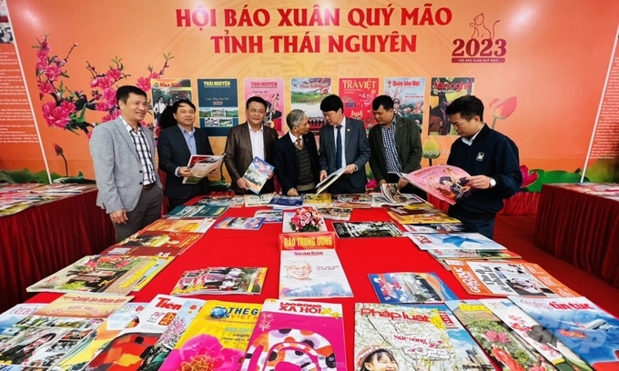 Hội Báo xuân Thái Nguyên trưng bày gần 1.000 ấn phẩm báo chí trên cả nước. Ảnh: Toán Nguyễn.