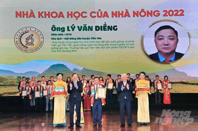Ông Lý Văn Diểng đón nhận danh hiệu Nhà khoa học của nhà nông từ Ban Tổ chức. Ảnh: Cường Vũ