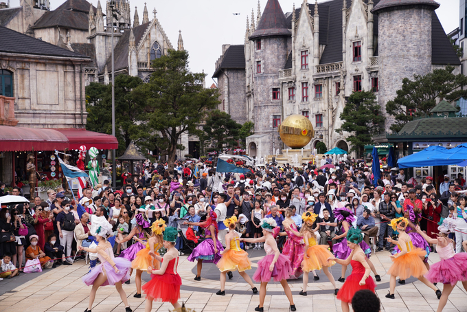 Dàn vũ công quốc tế trình diễn trong show 'Vũ hội Nhật Nguyệt' tại Sun World Ba Na Hills.