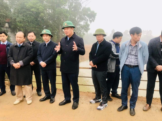 Phó Chủ tịch UBND TP Nguyễn Mạnh Quyền kiểm tra tiến độ lấy nước phục vụ gieo cấy lúa Xuân.