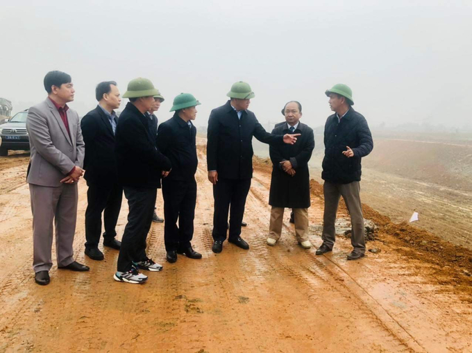 Phó Chủ tịch UBND TP Nguyễn Mạnh Quyền kiểm tra tiến độ Dự án tiếp nước, cải tạo khôi phục sông Tích đoạn cầu Bã (xã Tiên Phong, huyện Ba Vì).