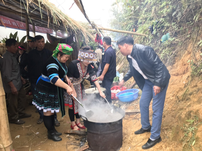 Du khách thưởng thức những bát thắng cô và rượu ngô đặc trưng của người Mông vùng cao Phong Thổ trong không khí xuân Quý Mão 2023.