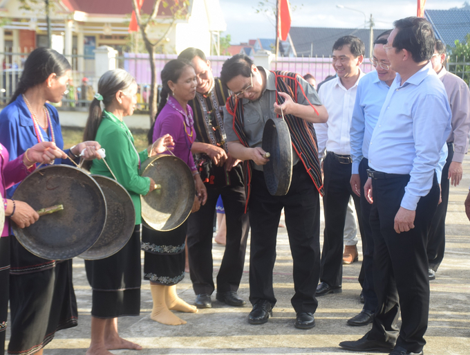 Thủ tướng Phạm Minh Chính đánh chiêng cùng dân làng tái định cư. Ảnh: V.Đ.T.