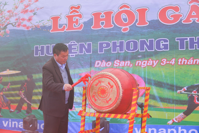 Lễ hội Gầu Tào năm nay tổ chức tại xã biên giới Dào San thu hút đông đảo cộng đồng người Mông trong và ngoài tỉnh về dự hội. Trong ảnh là ông Giàng A Tính, Phó Chủ tịch UBND tỉnh Lai Châu đánh trống khai hội.