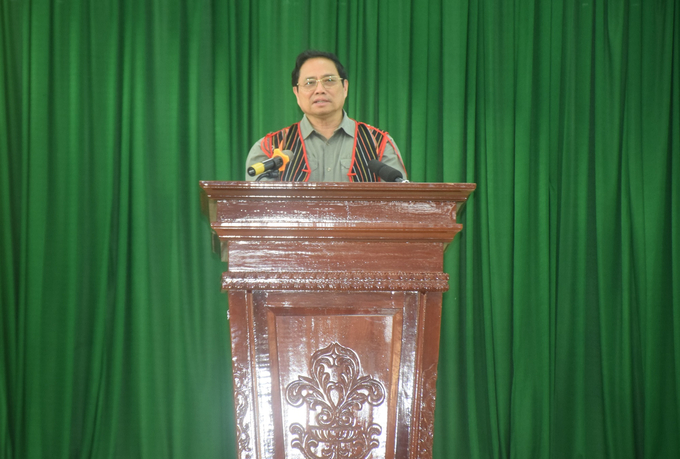 Thủ tướng Phạm Minh Chính trò chuyện với dân làng tái định cư hồ Đồng Mít. Ảnh: V.Đ.T.