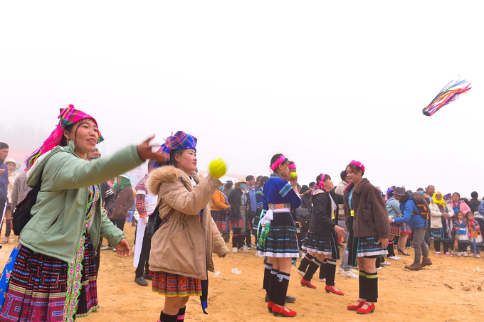 Những thiếu nữ Mông duyên dáng trong ngày hội. Ở đây cũng là dịp để những chàng trai cô gái tìm đến, làm quen với nhau.