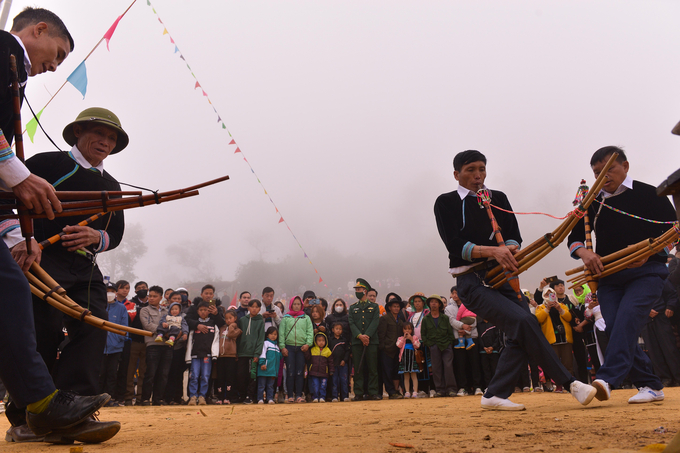 Các chàng trai dân tộc Mông thể thiện tài năng qua điệu múa khèn. Múa khèn của đồng bào dân tộc Mông đã có từ lâu đời và được lưu truyền qua nhiều thế hệ.