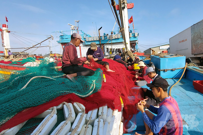 Shipowners repair, sew and sew fishing gear in preparation to go to sea.  Photo: VD.