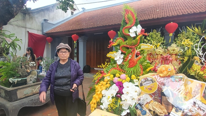 Cụ bà Cao Thị Thảo, người gần 30 năm sửa lễ dâng Đức Thánh Trần. Ảnh: Kiên Trung.
