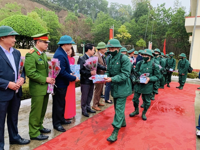 Lãnh đạo các địa phương tỉnh Bắc Kạn tiễn, động viên các tân binh lên đường nhận nhiệm vụ. Ảnh: Ngọc Tú. 