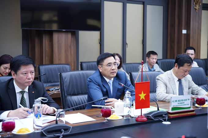 Thứ trưởng Nguyễn Quốc Trị (giữa) làm việc với với ông Lim Sang Seop, Thứ trưởng Cơ quan Lâm nghiệp Hàn Quốc (KFS) ngày 6/2. Ảnh: Linh Linh. 